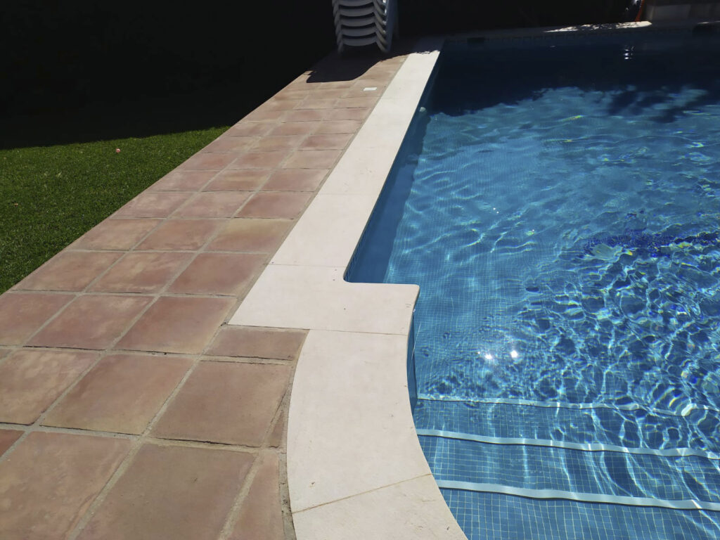 Piscina con bordes en mármol